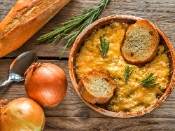 Лучена супа със сирене и чесън - снимка на рецептата